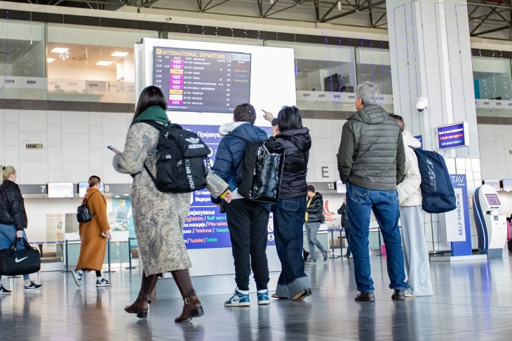 Поради намалена видливост откажани се 20 летови на скопскиот аеродром, слетале само  авионите од Дортмунд и од Виена