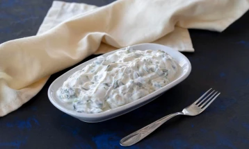 Француска салата со сирење и ореви