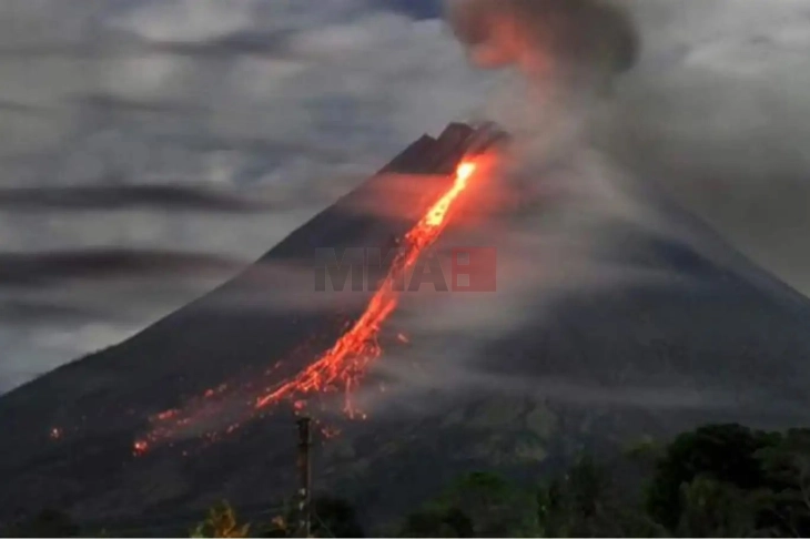 Во Индонезија 15 милиони луѓе живеат во состојба на готовност поради можни вулкански ерупции