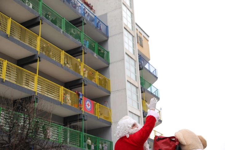 Дедо Мраз и супер херои од цртаните филмови им поделија пакетчиња на хоспитализираните на Детската клиника