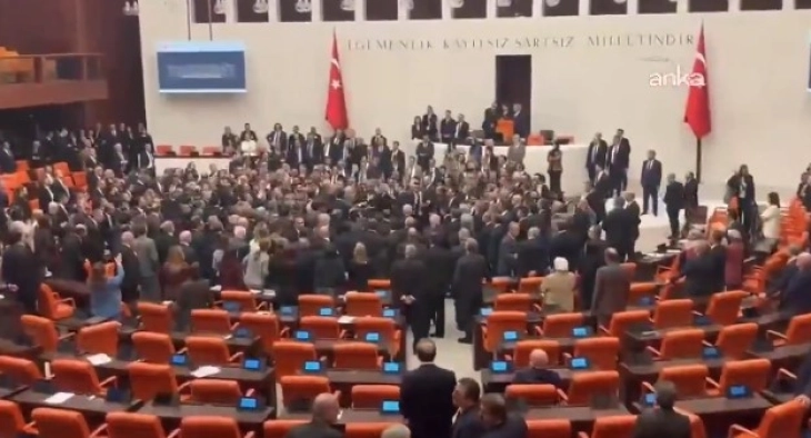 Тензично во турскиот Парламент за буџетот за 2026 година: Навреди и тепачка меѓу пратениците на власта и опозицијата