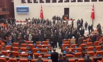 Тензично во турскиот Парламент за буџетот за 2026 година: Навреди и тепачка меѓу пратениците на власта и опозицијата