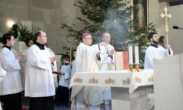 Римокатолиците и дел од православните го слават Раѓањето Христово – Божик