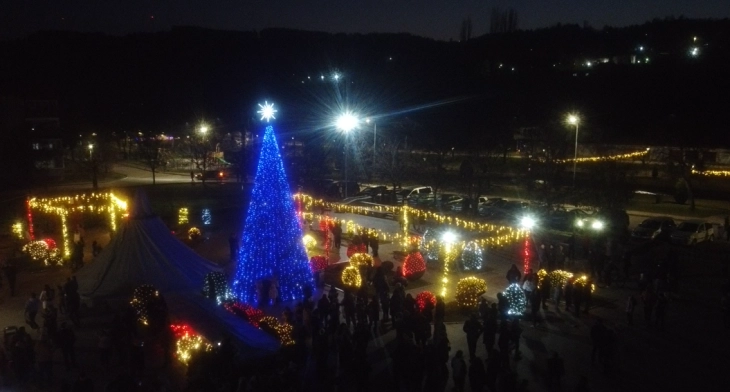 Свечено запалена новогодишната елка во Македонска Каменица