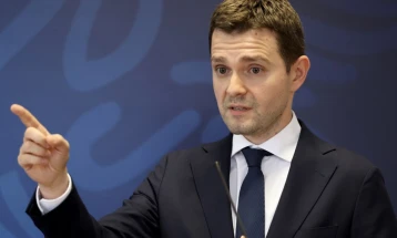 Ахмети живее во фолклорот од пред 20 години, вели Муцунски за барањето за избор на Влада со „Бадентер“