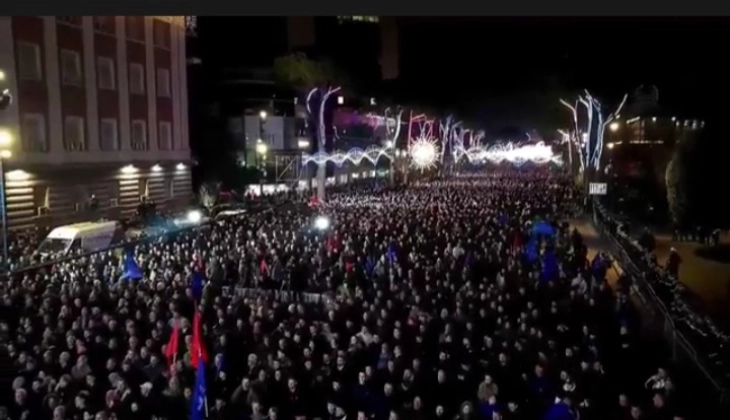 Голем национален протест пред владата во Тирана, фрлани молотови коктели, повреден полицаец