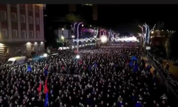 Голем национален протест пред владата во Тирана, фрлани молотови коктели, повреден полицаец