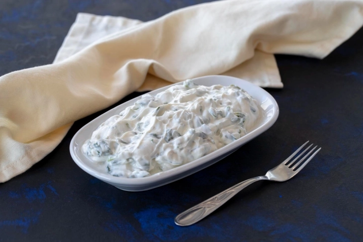 Sallatë franceze me djathë dhe arra