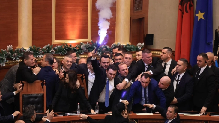 Секретаријатот за етика на албанскиот Парламент им изрече суспензија од 30 дена на шестмина пратеници на ДП поради хаосот на последната пленарна седница