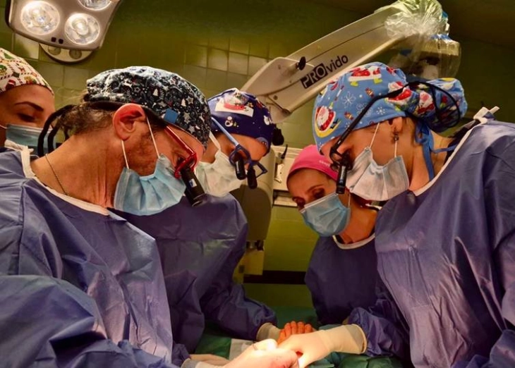 Чекор кон развој на современа реконструктивна микрохирургија - на Клиниката за пластична хирургија извршени две сложени микрохируршки операции