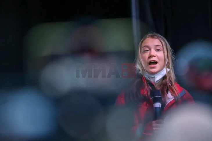 Greta Thunberg arrestohet në Londër për mbështetje të grevistëve nga 