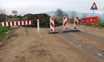 Свлечиште го деформира коловозот меѓу Новаци и Маково