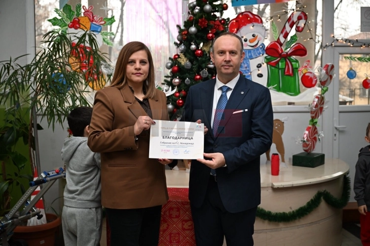 Гаши донираше средства за три училишта во пресрет на новогодишните празници