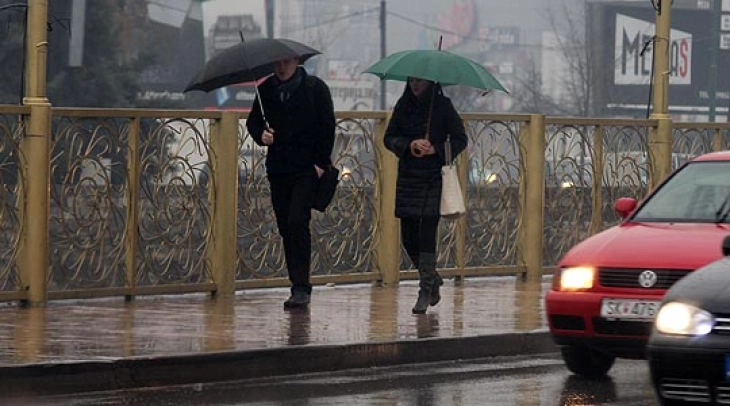 Облачно со повремен дожд, на планините снег