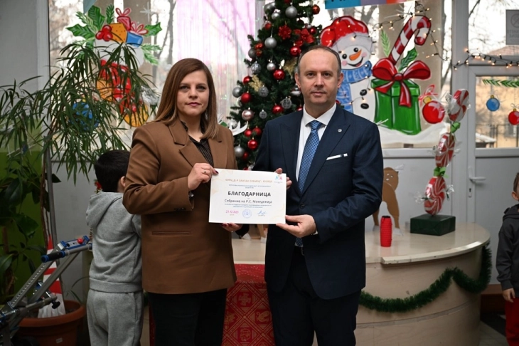 Gashi dhuroi mjete për tre shkolla në prag të festave të fundvitit