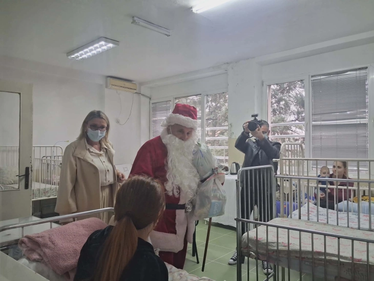 Новогодишни пакетчиња за децата од детско одделение од општа болница Куманово