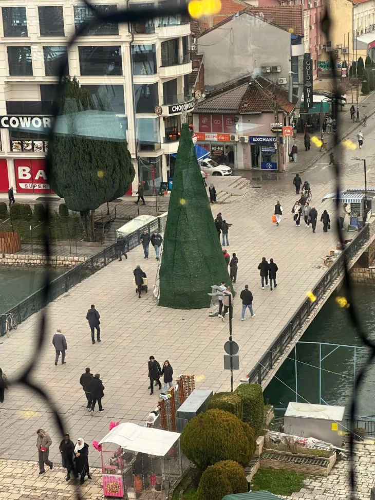 Почна новогодишното украсување во Струга