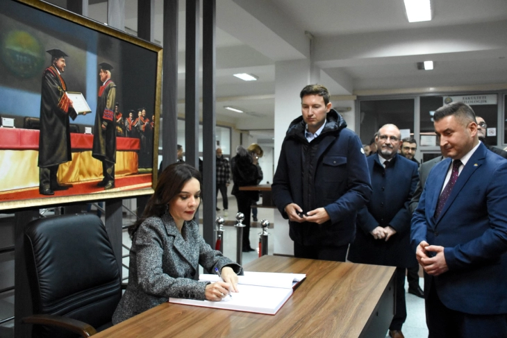 Ministrja për Evropë dhe Punë të Jashtme e Republikës së Shqipërisë, Elisa Spiropali e vizitoi Universitetin e Tetovës