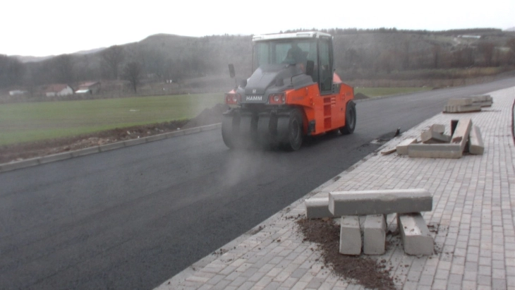 Се асфалтира кракот Плуждино, кој е дел од новата обиколница во Штип