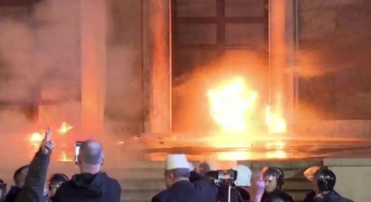 На четворица демонстранти изречени безбедносни мерки поради фрлање молотови коктели на антивладиниот протестот во Тирана