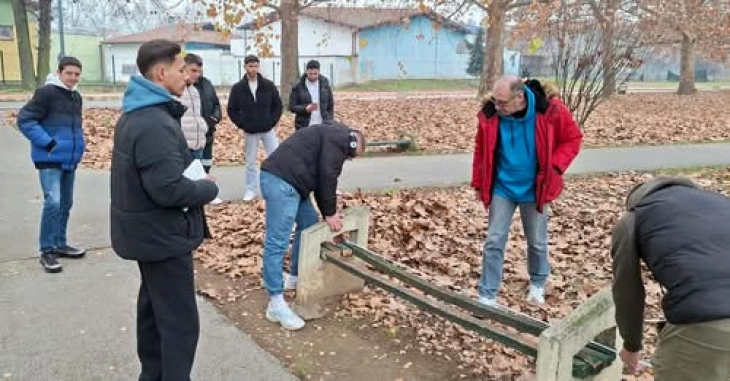 Средношколци ќе обноват 190 клупи за седење во Струмица