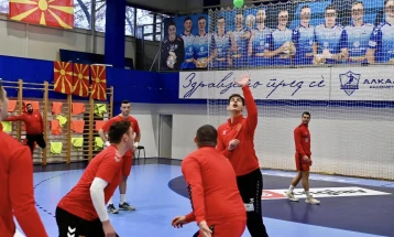 Маркоски замена за повредениот Карасманакис