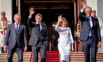 ЕУ го чувствува товарот на нарушените односи на Берлин со Париз и Варшава