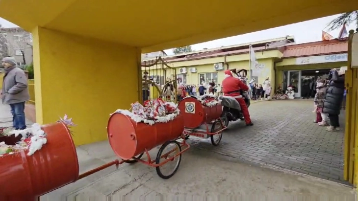 Дедо мраз на  мотор им подели пакетчиња на децата од градинките во Велес