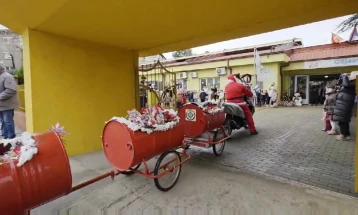 Дедо мраз на  мотор им подели пакетчиња на децата од градинките во Велес