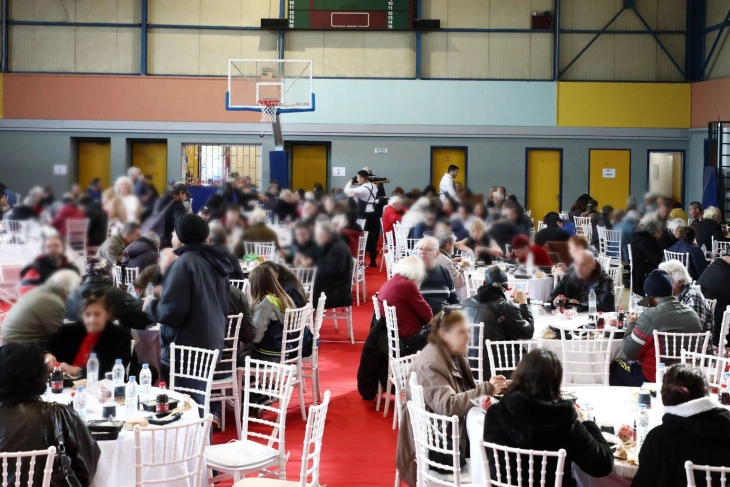 Божиќен оброк на солидарност од општина Атина за бездомни лица и граѓани од ранливи категории