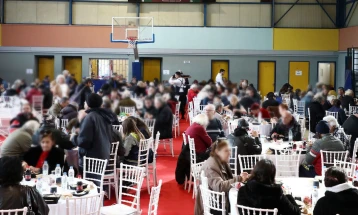 Божиќен оброк на солидарност од општина Атина за бездомни лица и граѓани од ранливи категории