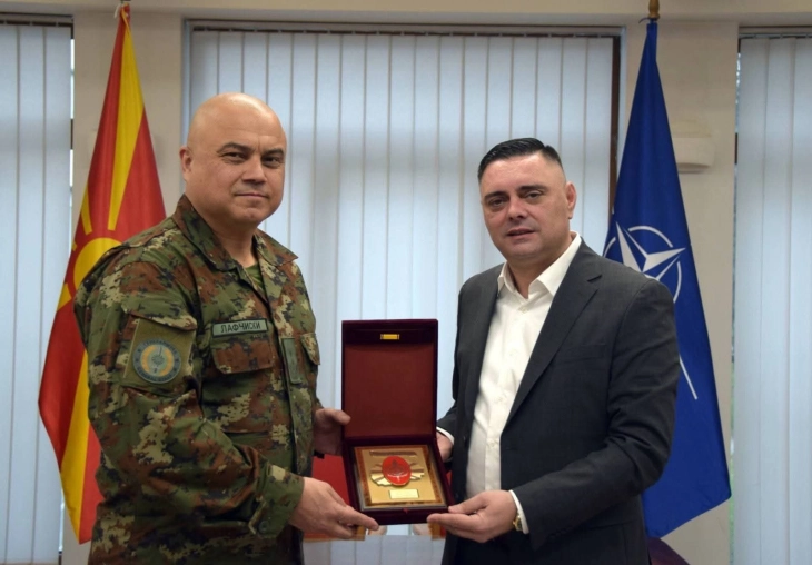 Плакета од Армијата за градоначалникот на Кавадарци