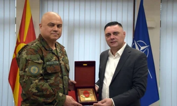 Плакета од Армијата за градоначалникот на Кавадарци