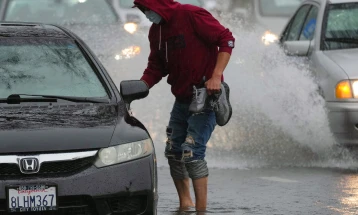 Обилните дождови во Калифорнија предизвикаа поплави и лизгање на земјиштето, при што загинаа три лица