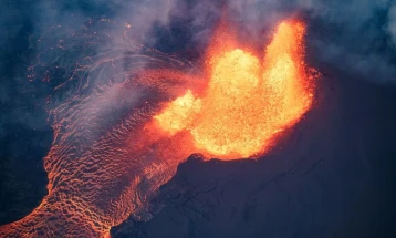 Еруптираше вулканот Калауела на Хаваи, лавата достигна височина од 427 метри