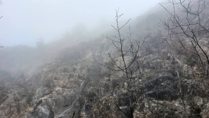 Кавадарчанец загинал по пад од карпа при лов, пожарникари го извлекоа телото