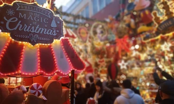 Празнична атмосфера во божиќните паркови во Атина