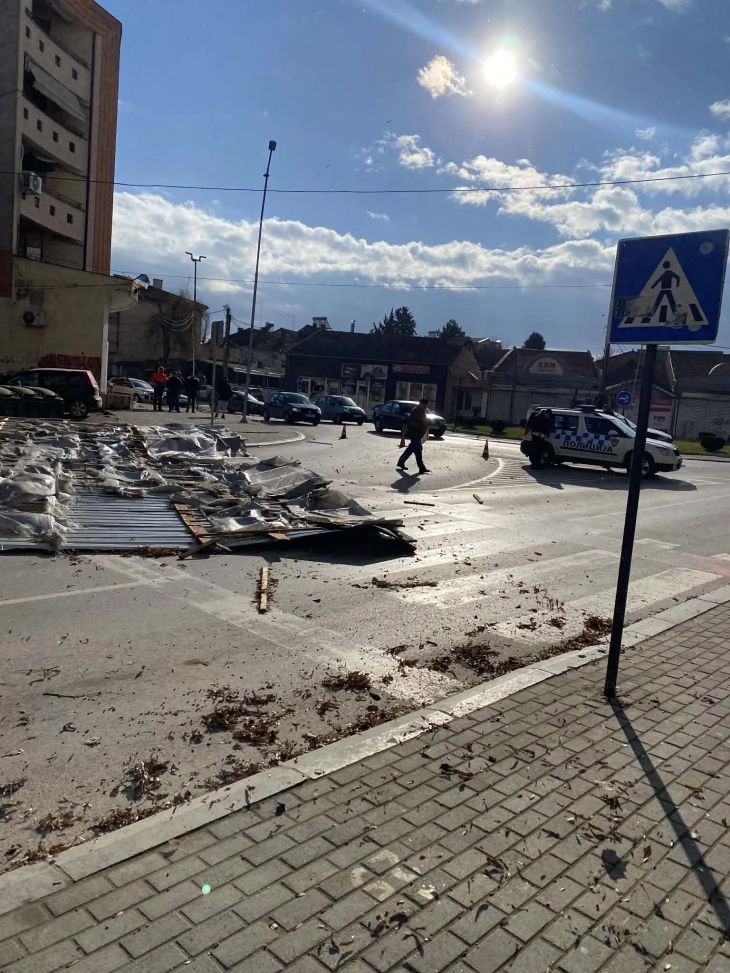 Од силен ветер падна парче лим од покрив на зграда во центарот на Куманово