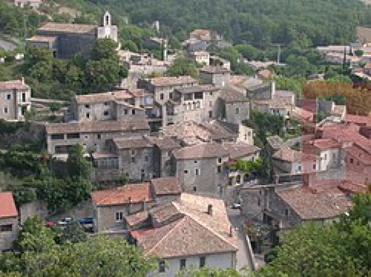 Заеднички автомобил го обединува француско село и ги намалува трошоците