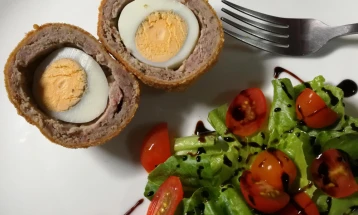 Ролат од мелено месо со јајца