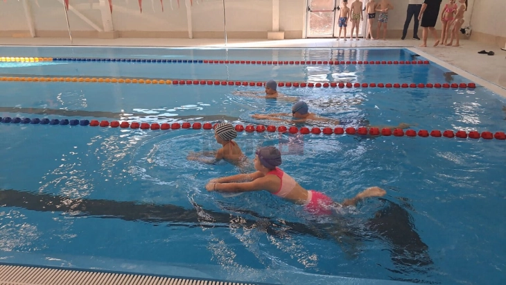 Штипскиот затворен базен и официјално почна со работа