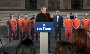 Мирен протест на опозицијата пред владата во Тирана, новата година ја почнува со масовни протести