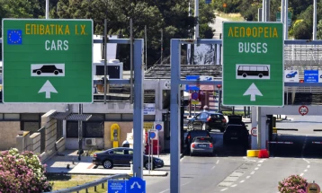 Dy bllokada katërorëshe nga bujqit grekë në vendkalimin kufitar Evzoni