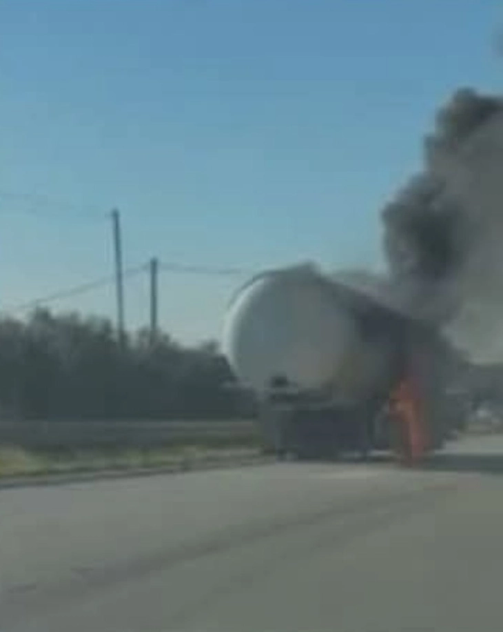 На цистерна со гас, со македонски регистарски таблички, избувнал пожар на патот Елбасан - Пеќин