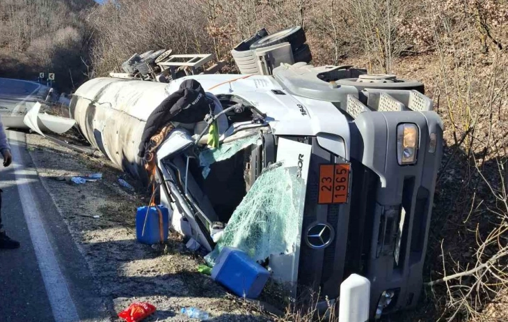 Целосен прекин на сообраќајот Струга - Ќафасан поради превртена цистерна