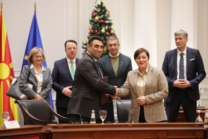 Потпишан Договорот за заем со ЕБОР вреден 20,9 милиони евра - ќе се набавуваат електрични локомотиви за ЖРСМ Транспорт