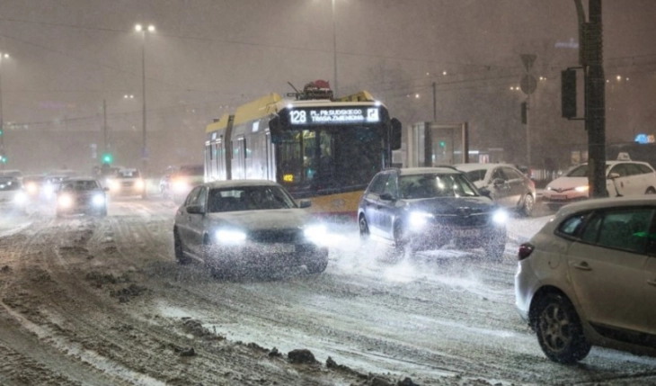 Големиот снег во Полска предизвика колони од  автомобили долги до 20 километри