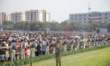 Qindra mijëra persona po marrin pjesë në varrimin e ish kryeministres së Bangladeshit