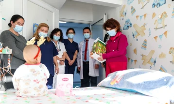 Сиљановска Давкова ги посети децата на детските клиники во Скопје