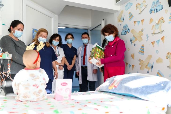 Siljanovska Davkova i ka vizituar fëmijët në klinikat për fëmijë në Shkup